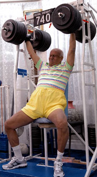 images/sri_chinmoy_lifting2.jpg