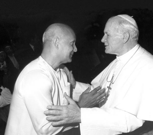 sri_chinmoy_and_john_paul_II.jpg