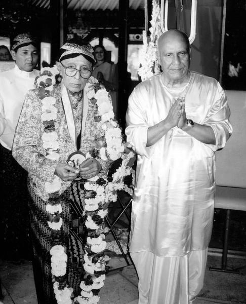 sri_chinmoy_and_king_pakoeboewono.jpg