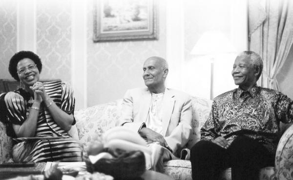 sri_chinmoy_and_mandela.jpg