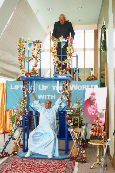 sri_chinmoy_emeles_desmond_tutu_2004.jpg
