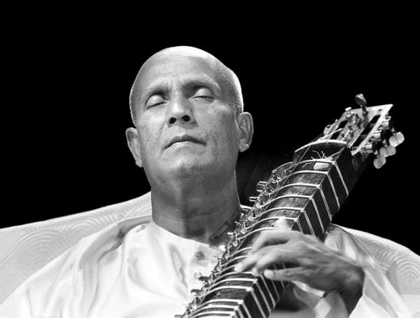 sri_chinmoy_plays_esraj.jpg