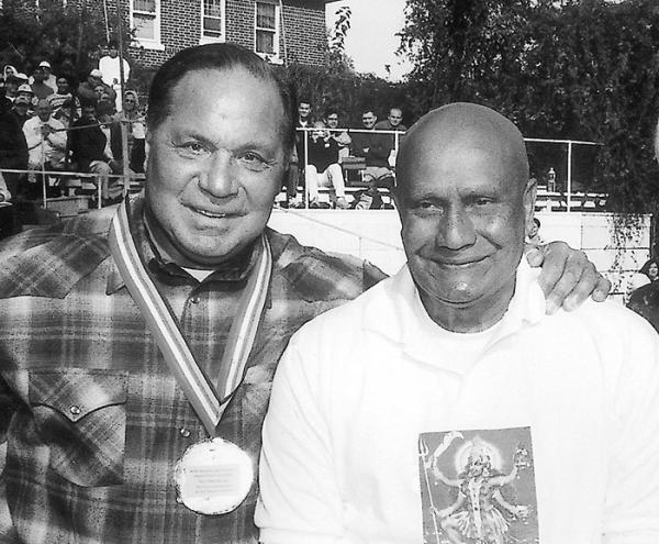 sri_chinmoy_with_bill_pearl.jpg