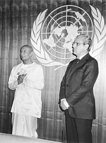 sri_chinmoy_with_de_cuellar.jpg