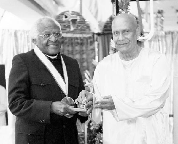 sri_chinmoy_with_desmond_tutu.jpg
