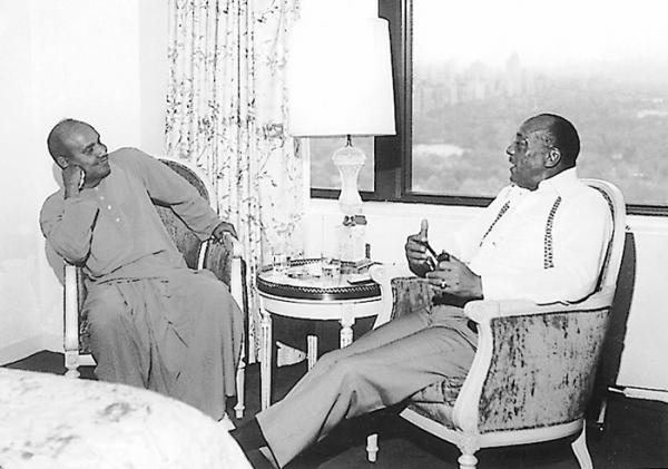 sri_chinmoy_with_jesse_owens.jpg