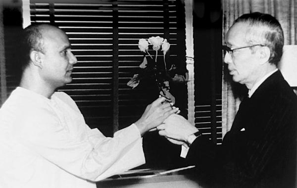 sri_chinmoy_with_u_thant.jpg